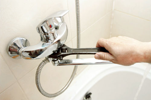Problemen oplossen met het defect raken van de pomp voor de douche in de mixer bij het bad