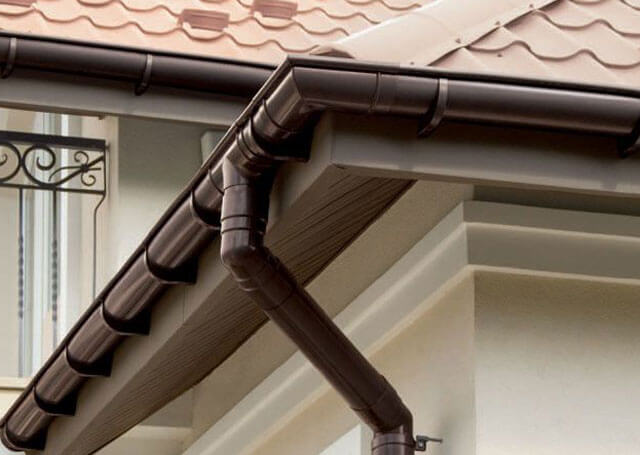 How to get rid of water waste - rules for installing gutters, pipes, trays