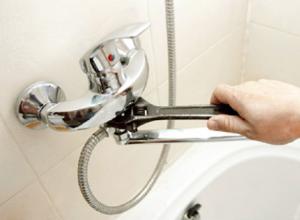 Отстраняване на повреда на помпата за душ в смесителя близо до ваната